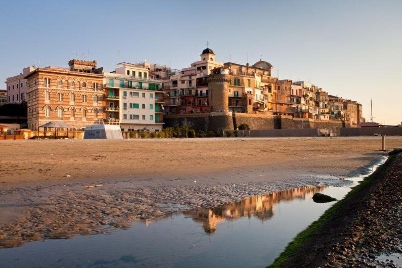 Bnb The Station Nettuno Bagian luar foto